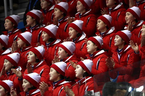 هواداران تیم کره شمالی در مسابقات اسکیت المپیک زمستانی پیونگ چانگ