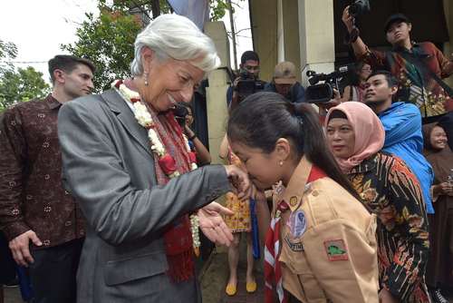استقبال از رییس صندوق بین‌المللی پول در مدرسه‌ای در جاکارتا اندونزی/عکس: خبرگزاری فرانسه