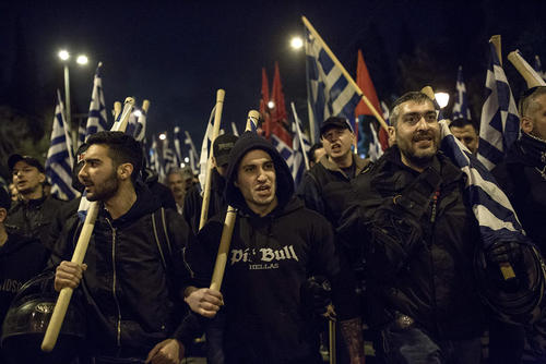 تظاهرات گروهی از حامیان یک حزب راست‌ و ملی‌گرا یونانی علیه سیاست‌های ترکیه در مقابل سفارت ترکیه در آتن