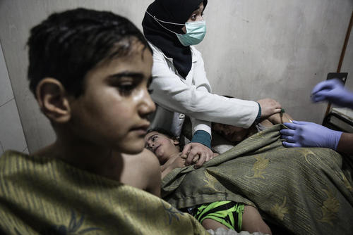  مداوای کودکان سوری آسیب دیده از حملات شیمیایی در بیمارستانی در غوطه شرقی دمشق /عکس: DPA 