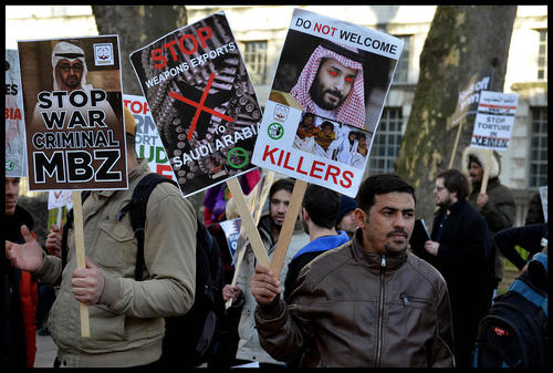 تظاهرات مخالفان سیاست‌های دولت سعودی در مقابل مقر نخست وزیری بریتانیا در خیابان 