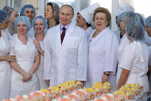 بازدید رییس جمهوری روسیه از یک کارخانه غذای آماده، نان و شیرینی‌پزی در شهر سامارا روسیه/عکس: ایتارتاس