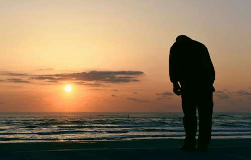 تعظیم یک مرد ژاپنی به دریا برای گرامی‌داشت یاد قربانیان فاجعه سونامی سال 2011 در این کشور- ایواکی ژاپن / عکس: رویترز 