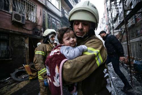 نجات یک نوزاد از محل انفجار گاز در خانه‌ای در محله 