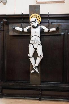 اثر هنری  یک هنرمند بریتانیایی در مصلوب کردن یکی از شخصیت‌های فیلم جنگ ستارگان در کلیسای سنت استفان در لندن