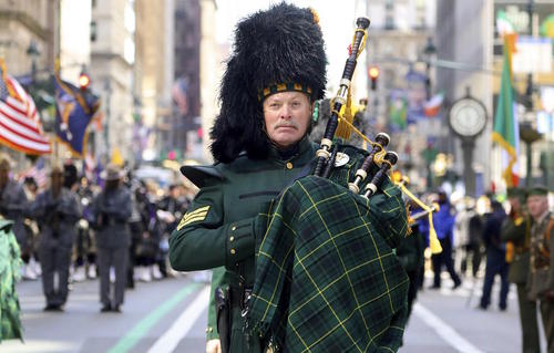 رژه روز سن‌پاتریک در شهر نیویورک. سن پاتریک یک جشنواره مذهبی و فرهنگی ایرلندی است که همه ساله در 17 مارس در ایالات متحده آمریکا و بریتانیا برگزار می شود.