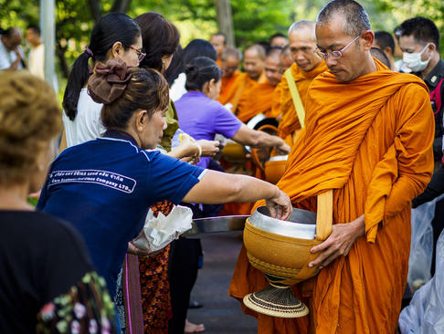 راهبان در حال جمع‌آوری نذورات مردمی- بانکوک تایلند