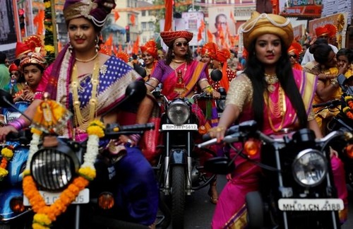 موتورسواری زنان در جشنواره آیینی 