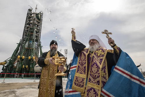 مراسم آیینی (عشای ربانی) کشیش ارتدوکس روسی در کنار فضاپیمای سایوز روسی پیش از پرتاب آن به فضا- پایگاه فضایی بایکونور قزاقستان