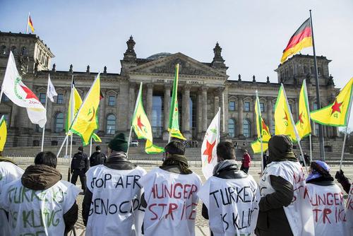 تظاهرات کردها در شهر برلین آلمان در محکومیت مداخله نظامی ترکیه علیه کردهای شمال سوریه