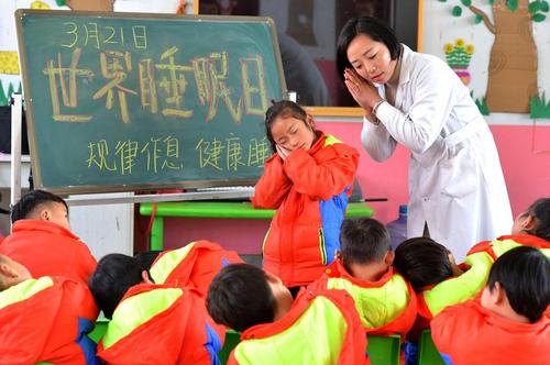 آموزش نحوه صحیح خوابیدن به کودکان دانش‌آموز چینی