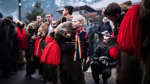 جشنواره رقصیدن در لباس خرس در روستایی در رومانی. این جشنواره همه ساله در ایام کریسمس برگزار می شود- عکس روز وب سایت 