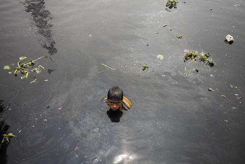 شنا در رودخانه‌ای آلوده در شهر داکا بنگلادش