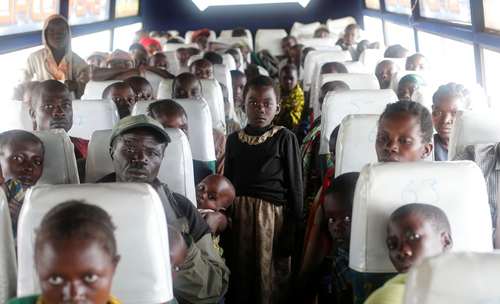 آوارگان جنگ‌های قومی در جمهوری دموکراتیک کنگو با اتوبوس به یک اردوگاه اسکان آوارگان سازمان ملل در مرز اوگاندا رسیده اند./عکس: رویترز