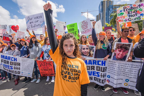 راهپیمایی سراسری صدها هزار دانش آموز و شهروند عادی در سراسر آمریکا با درخواست محدود کردن قوانین حمل اسلحه در آمریکا – شهرهای 