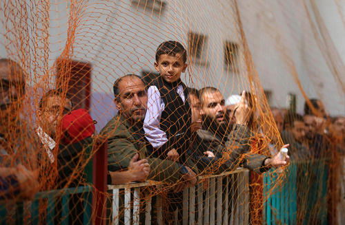 شهروندان فلسطینی در خان یونس غزه و در گذرگاه مرزی رفح در انتظار ورود به مصر