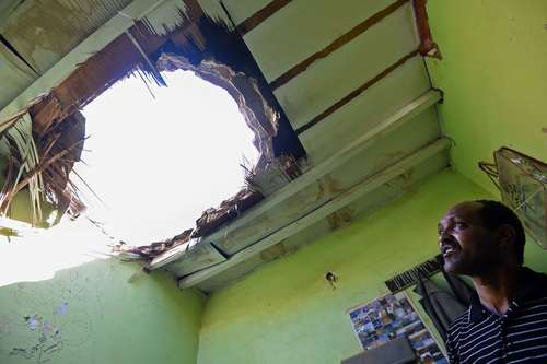افتادن موشک منهدم شده حوثی‌ها روی سقف خانه‌ای مسکونی در شهر ریاض عربستان سعودی/ عکس: خبرگزاری فرانسه