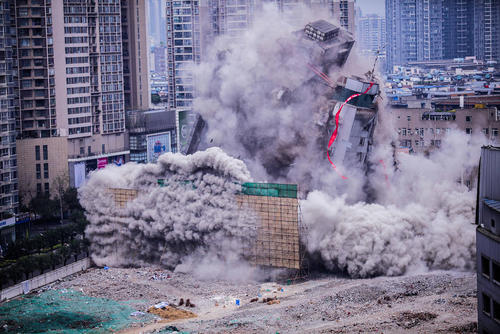 منهدم کردن یک ساختمان قدیمی در چنگدو چین
