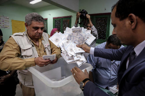 شمارش آرای انتخابات ریاست جمهوری مصر در واپسین ساعات سومین و آخرین روز رای‌گیری. نتایج اولیه حاکی است که عبدالفتاح السیسی رییس جمهوری کنونی مصر با کسب 90 درصد آرا در انتخابات پیروز شده است. / عکس:DPA 