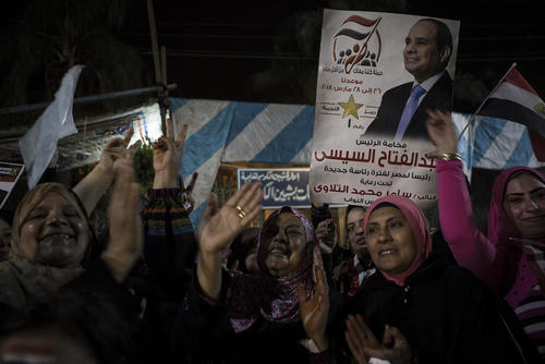 شادمانی هواداران عبدالفتاح السیسی رییس جمهوری مصر از پیروزی او در انتخابات ریاست جمهوری- شهر 