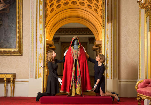 رونمایی از لباس ناپلئون بناپارت امپراتور اسبق فرانسه در زمان جنگ واترلو- 1815- در موزه کاخ باکینگهام لندن به مناسبت جشن هفتادمین سالگرد تولد 