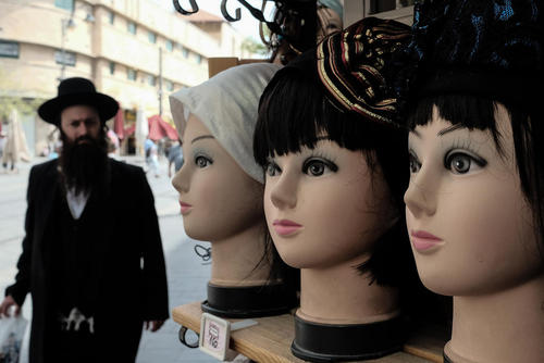 ویترین یک مغازه روسری و کلاه زنانه فروشی در شهر قدس