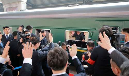 خداحافظی رهبر کره شمالی از ایستگاه قطار شهر پکن همزمان با نخستین سفر خارجی او به چین. این تصویر در روز دوشنبه – 3 روز پیش- گرفته شده است./ خبرگزاری فرانسه