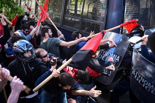 درگیری دانشجویان و معلمان یونانی معترض به اصلاح نظام آموزشی با پلیس ضد شورش در نزدیکی مقر نخست وزیری یونان در شهر آتن