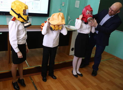 آموزش نحوه استفاده درست از ماسک ضد گاز در یک کلاس درس سلامتی و ایمنی در مسکو روسیه