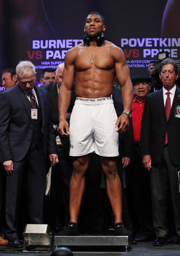 مراسم وزن‌کشی یک مسابقه بوکس دو قهرمان سنگین وزن جهان در کاردیف بریتانیا