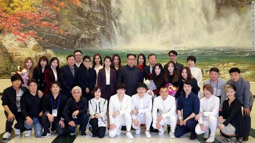 حضور رهبر کره شمالی به همراه همسرش در کنسرت 2 ساعته یک گروه پاپ کره جنوبی در شهر پیونگ یانگ/ عکس: خبرگزاری رسمی کره شمالی