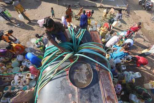 منطقه فقیرنشین در شهر بویال هندی 
آنها در حال برداشت آب شرب تمیز هستند - خبرگزاری فرانسه