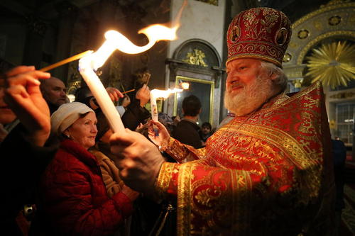 مراسم عید پاک مسیحیان ارتدوکس روسی در کلیسای جامع کازان در شهر سنت پترز بورگ روسیه