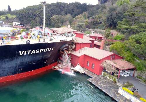 برخورد یک کشتی مالتی به یک خانه تاریخی در حاشیه تنگه بسفر در استانبول ترکیه- عکس: آسوشیتدپرس