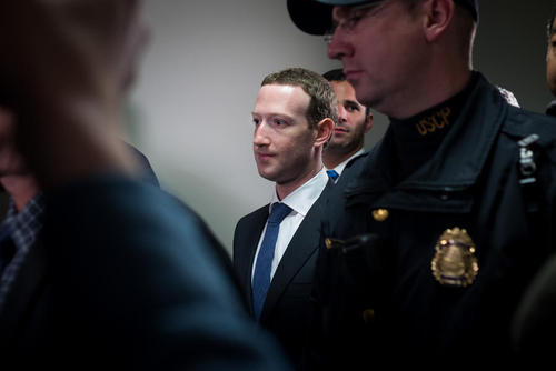 حضور مارک زاکربرگ مدیر فیسبوک در سنای آمریکا به منظور دیدار با سناتورها درباره معضل انتشار اخبار جعلی در فیسبوک