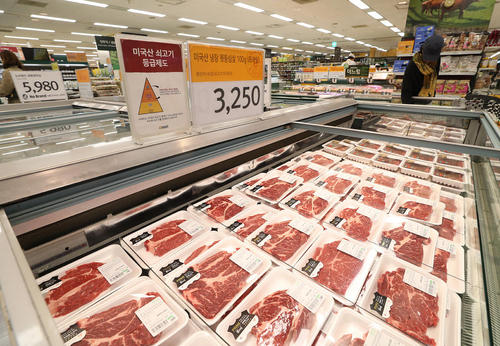گوشت گاو آمریکایی در فروشگاه های سئول. کره جنوبی پارسال با واردات 1.22 میلیارد دلار گوشت از آمریکا پس از ژاپن دومین خریدار بزرگ گوشت آمریکایی بوده است.