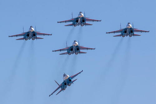 نمایش هوایی جنگنده‌های سوخو 30 روسی بر فراز مسکو