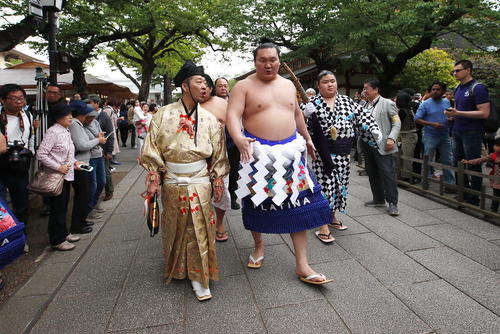 آغاز تورنمنت سالانه کشتی سنتی ژاپن – سومو- در معبد یاسوکنی در شهر توکیو