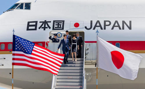 ورود شینزو آبه نخست وزیر ژاپن و همسرش به فرودگاه پالم بیچ ایالت فلوریدا آمریکا برای دیدار با ترامپ در عمارت 