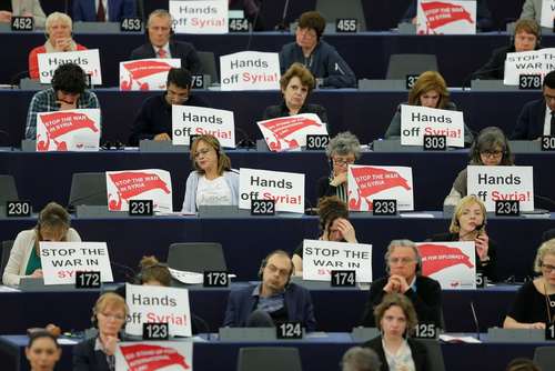 اعتراض نمایندگان پارلمان اروپا به حمله موشکی به سوریه هنگام سخنرانی امانوئل ماکرون رییس جمهوری فرانسه – رویترز