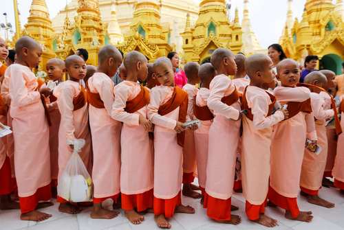 راهبان نوجوان بودایی در جشن سال نو میانماری در مبدی در شهر یانگون