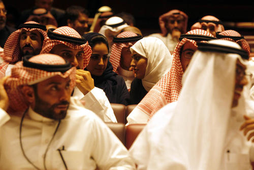 تماشاگران سعودی در حال تماشای نخستین فیلم سینمایی – فیلم آمریکایی پلنگ سیاه- نمایش داده شده در عربستان سعودی در سینمایی در مرکز تجاری ملک عبدالله در شهر ریاض /عکس: خبرگزاری آلمان