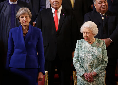 حضور ملکه و نخست وزیر بریتانیا در آیین گشایش اجلاس سران کشورهای مشترک المنافع بریتانیا در کاخ باکینگهام در لندن