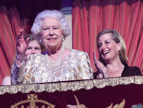 ملکه بریتانیا در کنسرت جشن تولد 92 سالگی خود به همراه دیگر اعضای خانواده سلطنتی در ساختمان 