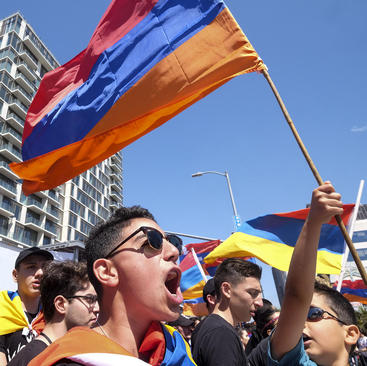 دانش‌آموزان ارمنی‌تبار شهر لس‌آنجلس آمریکا در تظاهرات صدوسومین سالگرد واقعه تاریخی نسل کشی ارامنه 