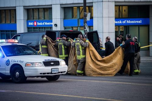 نحوه انتقال جسد قربانیان حمله خودرویی اخیر در تورنتو کانادا. ماموران منطقه اطراف برانکارد انتقال جسد را با پارچه پوشانده‌اند؛ ازدحامی هم در کار نیست./ عکس:آرون وینسنت؛ کانادا پرس