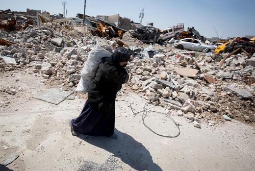 زباله‌گردی در ویرانه‌های باقی مانده از جنگ در شهر موصل عراق/خبرگزاری آلمان