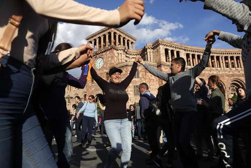 شادمانی از استعفای سرژ سرکیسیان نخست وزیر ارمنستان از قدرت در میدان مرکزی شهر ایروان/عکس: ایتارتاس