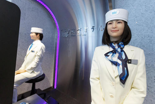 آغاز به کار یک روبات انسان نما در هتلی بزرگ در توکیو ژاپن
