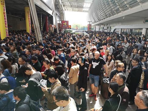 معطل ماندن هزاران مسافر در یک ایستگاه مترو شهر شانگهای چین به دلیل نقص فنی